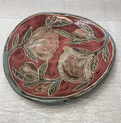 тарелочка треугольная с пионами (2024, керамика, 1.5x18, арт. 29пх12) - 2 700 ₽