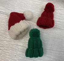 Брошь значок "Новогодняя шапочка" (2022, пряжа, 5x4, арт. 40п20) - 450 ₽