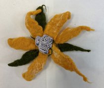 брошь цветок с лягушкой (2018, валяние, 16x17, арт. 40п4) - 600 ₽