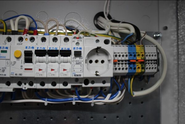 шкаф всепогодный напольный 18u (ш1000хг600), комплектация тк с контроллером mc3 и датчиками